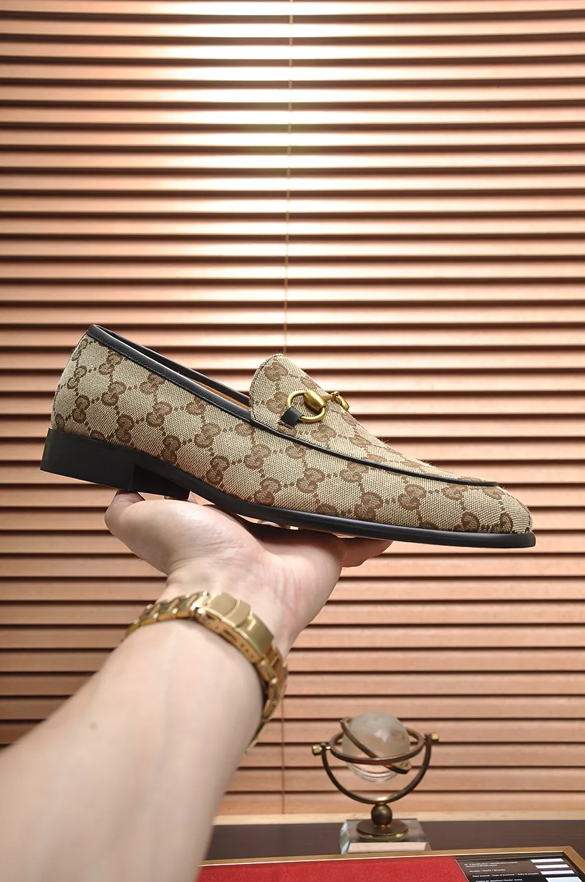Men's shoes💰500💶Italy's top luxury men's shoe giant (GUCCI) (Gucci) (full cowhide lining) new arrival🍃Original European style🔰 Pleasant to the eye😍In order to make the shoes more durable and non-deformable🌀The production continues to follow traditional methods but there is still no lack of innovation💪Choose original sheepskin for the leather♻️ Smooth and natural And extra bright ⭐Made of imported cowhide, the first choice of rich people 38-45 (45 customized)